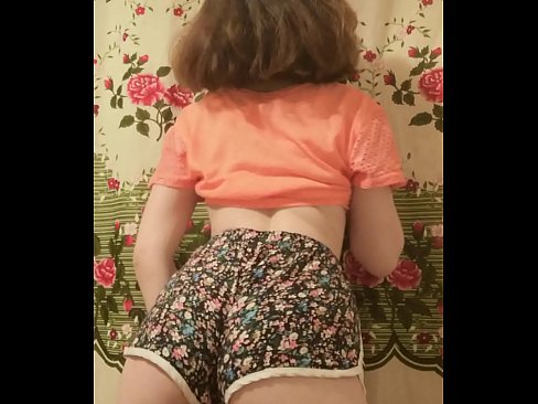 ❤️ 性感的年轻宝贝在镜头前脱下她的短裤 Porno❌️❤