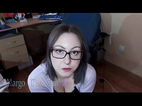 ❤️ 性感的眼镜女孩在镜头前深深地吸吮假阳具 Porno❌️❤