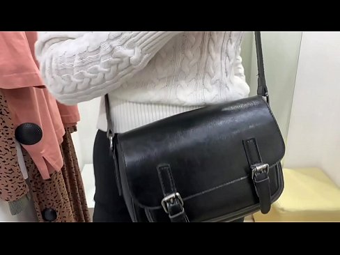 ❤️ 年轻婊子FeralBerry在试衣间用假阳具公开自慰 Porno❌️❤
