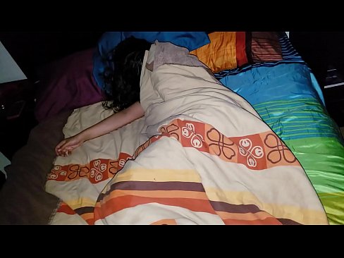 ❤️ 继子在年轻的继母睡觉时责骂她 Porno❌️❤